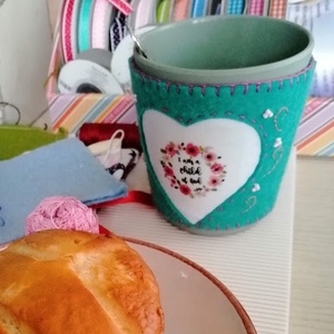 Róka lány, sötétzöld gyapjúfilcben- bögremelegítő - otthon & életmód - konyhafelszerelés, tálalás - konyhai tárolás - tea & kávé tárolás - Meska.hu