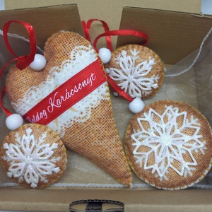 Karácsonyi hópelyhek - filc karácsonyfa dísz (4db) - karácsony - karácsonyi lakásdekoráció - karácsonyfadíszek - Meska.hu Karácsonyi hópelyhek - filc karácsonyfa dísz (4db) - karácsony - karácsonyi lakásdekoráció - karácsonyfadíszek - Meska.hu