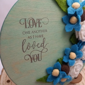 Szeretetet...- ajtó/fali dísz- filc virágokkal - otthon & életmód - dekoráció - ajtó- és ablak dekoráció - ajtódísz & kopogtató - Meska.hu