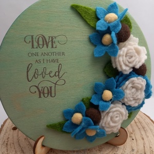 Szeretetet...- ajtó/fali dísz- filc virágokkal - Meska.hu