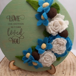 Szeretetet...- ajtó/fali dísz- filc virágokkal - otthon & életmód - dekoráció - ajtó- és ablak dekoráció - ajtódísz & kopogtató - Meska.hu