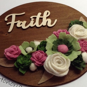 Faith-AJTÓDÍSZ-filcvirágokkal - otthon & életmód - dekoráció - ajtó- és ablak dekoráció - ajtódísz & kopogtató - Meska.hu