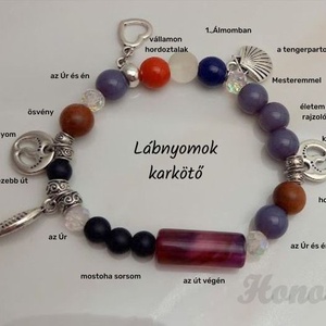 Lábnyomok - keresztény történet karkötő-Lila - ékszer - karkötő - charm karkötő - Meska.hu