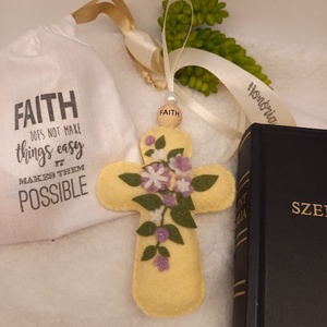 Kereszt, filc virágokkal-Bibliai igés zsákban-FAITH-sárga - otthon & életmód - dekoráció - fali és függő dekoráció - függődísz - Meska.hu