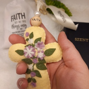 Kereszt, filc virágokkal-Bibliai igés zsákban-FAITH-sárga - Meska.hu
