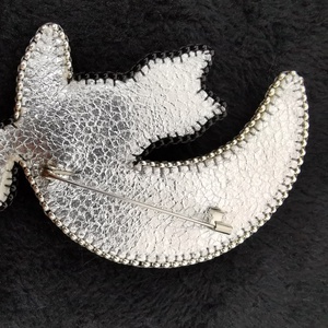 Cica a holdon bross - ékszer - kitűző és bross - kitűző - Meska.hu