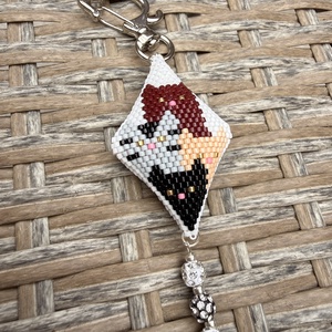 Cicás kulcstartó, dísz, Táska & Tok, Kulcstartó & Táskadísz, Kulcstartó, Gyöngyfűzés, gyöngyhímzés, Ékszerkészítés, MESKA