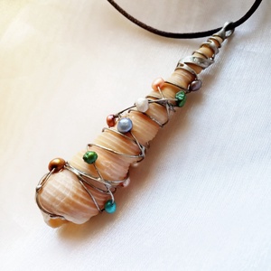 Kagyló medál folyami gyöngyökkel - ékszer - nyaklánc - hosszú nyaklánc - Meska.hu