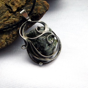 Nyers szerafinit medál  - ékszer - nyaklánc - medál - Meska.hu