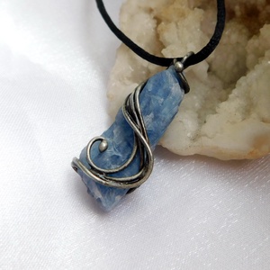 Nyers kianit medál - ékszer - nyaklánc - hosszú nyaklánc - Meska.hu