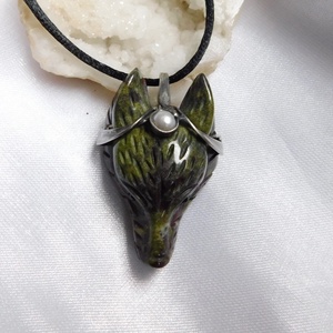 Sárkányvér jáspis farkas medál folyami gyönggyel - ékszer - nyaklánc - medál - Meska.hu