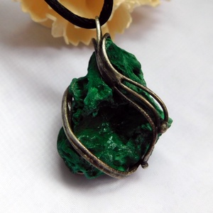 Nyers malachit medál  - ékszer - nyaklánc - medálos nyaklánc - Meska.hu