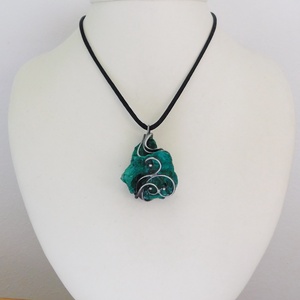 Nyers malachit medál  - ékszer - nyaklánc - medálos nyaklánc - Meska.hu