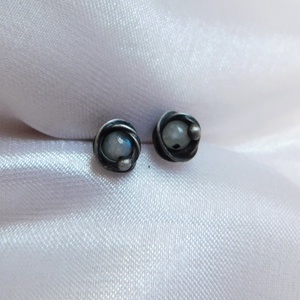 Bedugós holdkő fülbevaló turmalinnal - ékszer - fülbevaló - pötty fülbevaló - Meska.hu