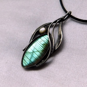 Labradorit medál folyami gyönggyel - ékszer - nyaklánc - medálos nyaklánc - Meska.hu