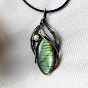 Labradorit medál folyami gyönggyel - ékszer - nyaklánc - medálos nyaklánc - Meska.hu