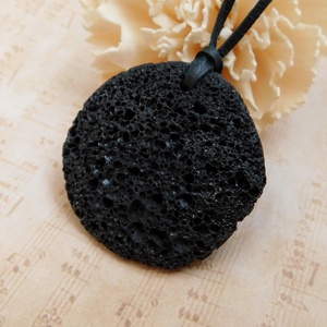 Lávakő bőr szálon - Meska.hu