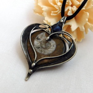 Ammonitesz medál szodalittal - ékszer - nyaklánc - medálos nyaklánc - Meska.hu Ammonitesz medál szodalittal - ékszer - nyaklánc - medálos nyaklánc - Meska.hu