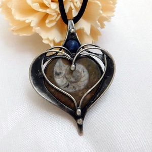 Ammonitesz medál szodalittal - ékszer - nyaklánc - medálos nyaklánc - Meska.hu Ammonitesz medál szodalittal - ékszer - nyaklánc - medálos nyaklánc - Meska.hu