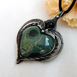 Eldarit ( kambaba jáspis ) szív medál ónixszal - ékszer - nyaklánc - medál - Meska.hu