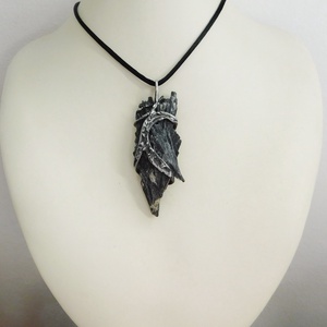 Nyers fekete kianit medál - ékszer - nyaklánc - hosszú nyaklánc - Meska.hu