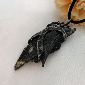 Nyers fekete kianit medál - ékszer - nyaklánc - hosszú nyaklánc - Meska.hu