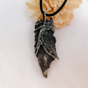 Nyers fekete kianit medál - ékszer - nyaklánc - hosszú nyaklánc - Meska.hu