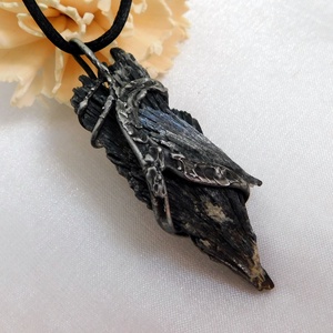 Nyers fekete kianit medál, Ékszer, Nyaklánc, Hosszú nyaklánc, Ékszerkészítés, Ötvös, MESKA