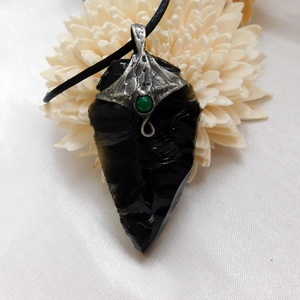 Obszidián nyílhegy medál jádéval - ékszer - nyaklánc - medál - Meska.hu