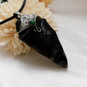 Obszidián nyílhegy medál jádéval - ékszer - nyaklánc - medál - Meska.hu