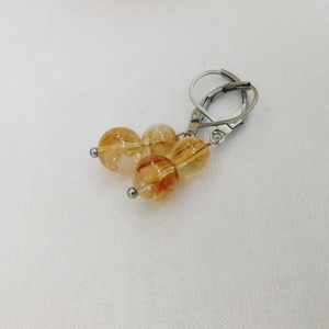 Citrin fülbevaló, Ékszer, Fülbevaló, Lógó fülbevaló, Ékszerkészítés, Orvosi acél szerelékre akasztott citrin.
Mivel az acél nem okoz allergiát, fémérzékenyek is viselhe..., MESKA