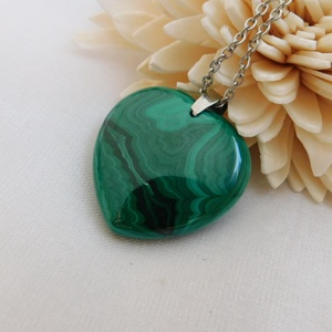 Malachit szív medál orvosi acél láncon - ékszer - nyaklánc - medál - Meska.hu