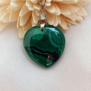 Malachit szív medál orvosi acél láncon - ékszer - nyaklánc - medál - Meska.hu