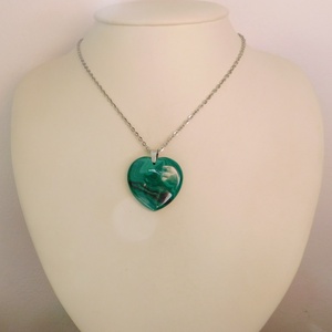 Malachit szív medál orvosi acél láncon - ékszer - nyaklánc - medál - Meska.hu
