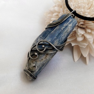 Kétoldalas nyers kianit medál  - ékszer - nyaklánc - hosszú nyaklánc - Meska.hu