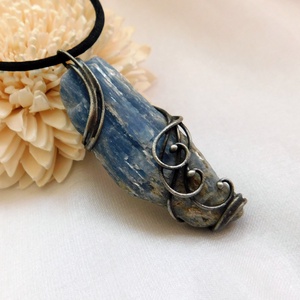 Kétoldalas nyers kianit medál  - Meska.hu