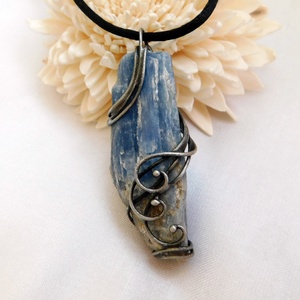 Kétoldalas nyers kianit medál  - ékszer - nyaklánc - hosszú nyaklánc - Meska.hu