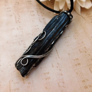 Nyers turmalin medál - ékszer - nyaklánc - medál - Meska.hu