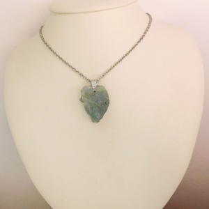 Nyers akvamarin medál acél láncon - ékszer - nyaklánc - medálos nyaklánc - Meska.hu