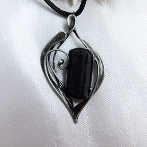 Nyers turmalin medál - ékszer - nyaklánc - medál - Meska.hu