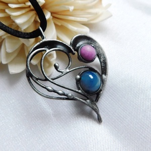 Achát szív medál jádéval, Ékszer, Nyaklánc, Medál, Ékszerkészítés, Ötvös, Saját tervezésű egyedi kézműves alkotás.

A medál Tiffany technikával készült achát, szintetikus já..., MESKA