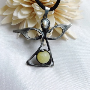 Kalcit angyal medál folyami gyönggyel - ékszer - nyaklánc - medál - Meska.hu