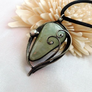 Prehnit medál folyami gyönggyel - ékszer - nyaklánc - medál - Meska.hu