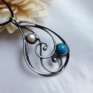 Achát medál folyami gyönggyel, Ékszer, Nyaklánc, Medál, Ékszerkészítés, Ötvös, Saját tervezésű egyedi kézműves alkotás.

A medál Tiffany technikával készült achát, folyami gyöngy..., MESKA