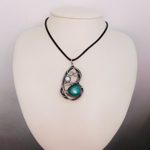 Malachit medál folyami gyönggyel - ékszer - nyaklánc - medálos nyaklánc - Meska.hu