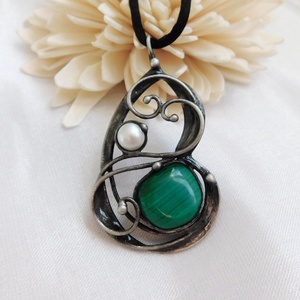 Malachit medál folyami gyönggyel - ékszer - nyaklánc - medálos nyaklánc - Meska.hu