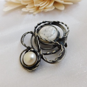 Howlit bross/kitűző gyönggyel - ékszer - kitűző és bross - Meska.hu