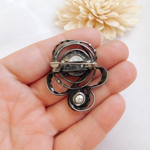 Howlit bross/kitűző gyönggyel - ékszer - kitűző és bross - Meska.hu