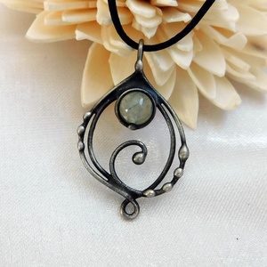 Prehnit medál  - ékszer - nyaklánc - medál - Meska.hu