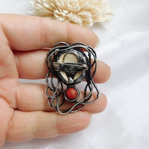 Nila - bross / kitűző korallal - ékszer - kitűző és bross - Meska.hu